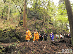 岩屋神社(行者の列)