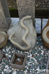 金蛇水神社（蛇石２）