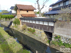 小川沿いの家