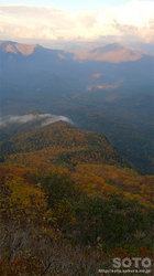 銀泉台-黒岳縦走（まねき岩から層雲峡を見下ろす）