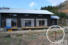 山小屋と餌台(1)