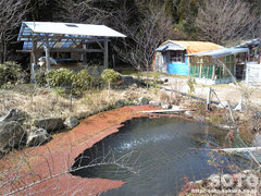 山小屋の池
